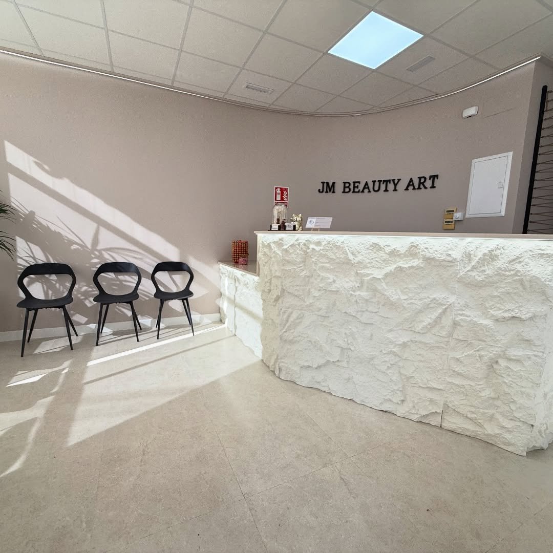 Mostrador de recepción de piedra tallada con el rótulo JM Beauty Art